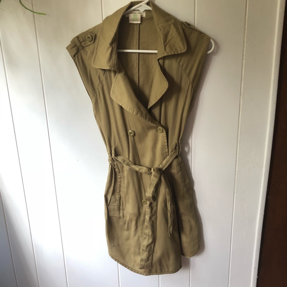 Sleeveless trench coat